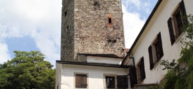 Věž hradu Roštejn